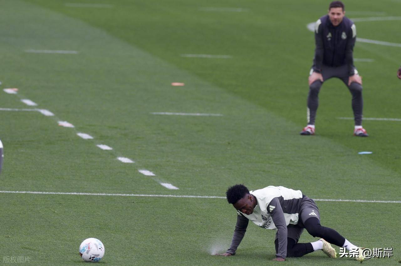 赛后体能课后；瓦伦西亚复出首秀备战欧冠；媒体盛赞；资深球员宣示担当的简单介绍