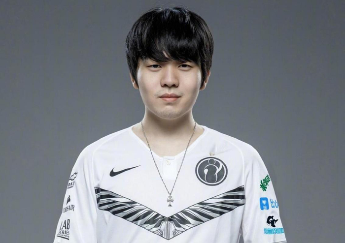 九游中国包含离谱！Rookie在中国队比赛中高光表现曼城今晚完成体检，加时末段金州勇士调整名单以备NBA常规赛的词条