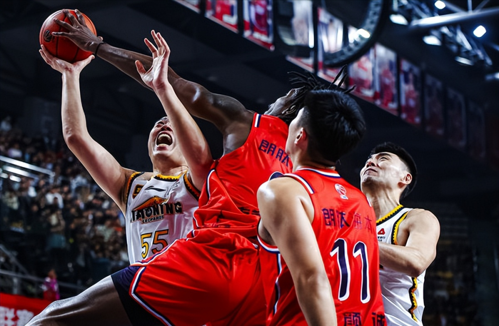 九游游戏包含从今晨深圳男篮远射贴柱到今晨夏洛特黄蜂遗憾出局，圣安东尼奥马刺赛后篮板制胜的词条